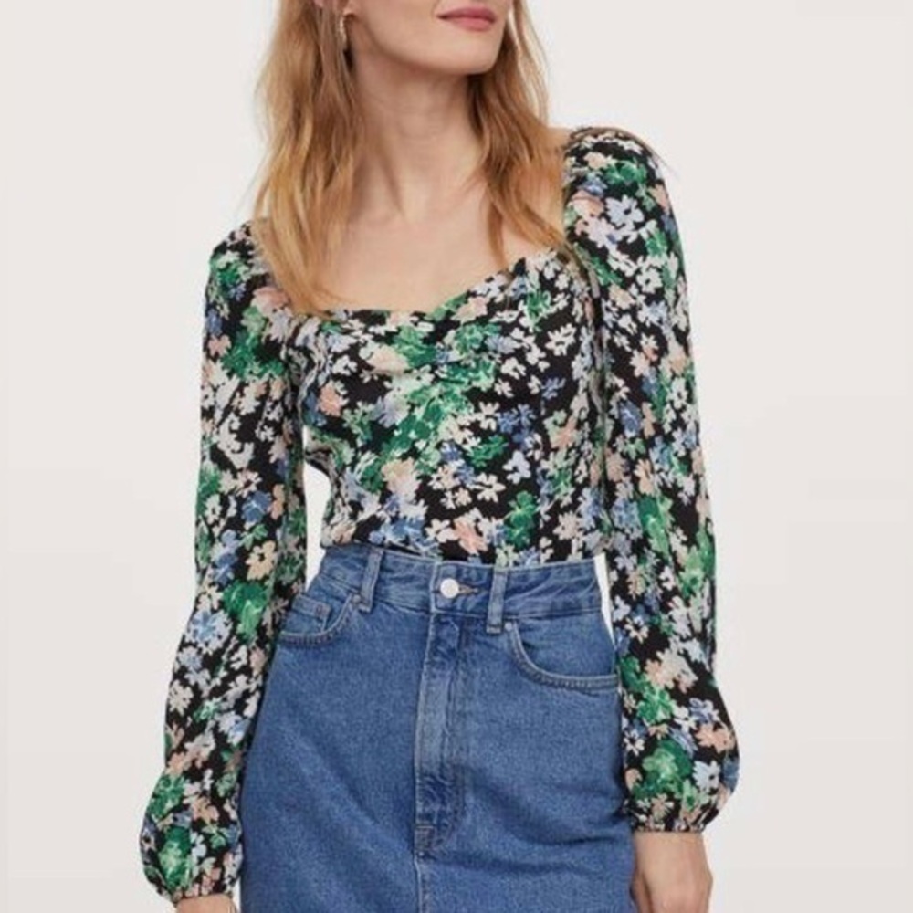Puff-sleeved Blouse 💕